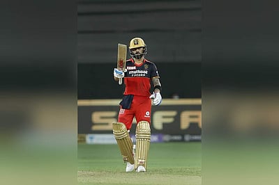 டி20 கிரிக்கெட்டில் 10 ஆயிரம் ரன்கள்: கோலி சாதனை!