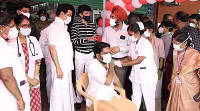 சென்னையில் பல்வேறு தடுப்பூசி முகாம்களில் முதல்வர் மு.க.ஸ்டாலின் ஆய்வு (படங்கள்)