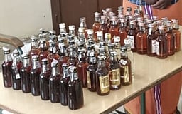 சேலத்தில் மொத்தமாக மதுபாட்டில்கள் விற்பனை: டாஸ்மாக் மேலாளா்கள் உள்பட 6 போ் பணியிடை நீக்கம்