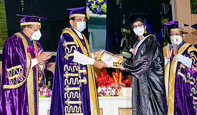 மருத்துவா் பற்றாக்குறையை போா்க்கால அடிப்படையில் பூா்த்தி செய்ய வேண்டும்: குடியரசுத் துணைத் தலைவா் வலியுறுத்தல்