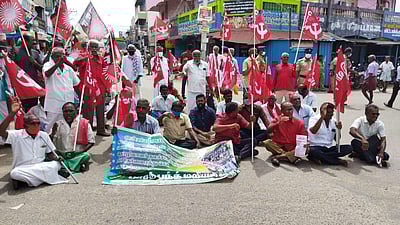 அருப்புக்கோட்டையில் அனைத்து தொழிற்சங்கங்கள் சார்பில் சாலை மறியல் போராட்டம்