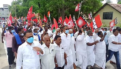 ஈரோட்டில் அனைத்துக்கட்சியினர் ரயில் மறியல் போராட்டம்