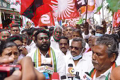 நாகர்கோவிலில் அனைத்துக்கட்சியினர் சாலை மறியல்