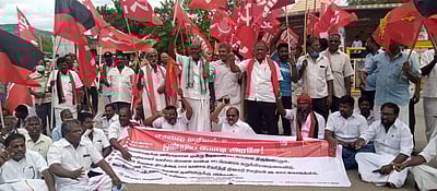 உசிலம்பட்டியில் அனைத்துக்கட்சியினர் சாலை மறியல்