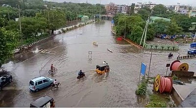 குலாப் புயல்: தண்ணீரில் தத்தளிக்கும் விசாகப்பட்டினம்