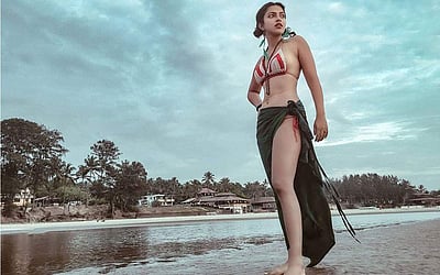 செதுக்கிய சிற்பம் போல் டூ பீஸில் கலக்கும் அமலா பால் - படங்கள்