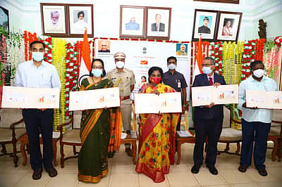 புதுச்சேரியில் சிறப்பு அஞ்சல் உறைகளை வெளியிட்டார் ஆளுநர் தமிழிசை