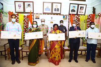 புதுச்சேரியில் சிறப்பு அஞ்சல் உறைகளை வெளியிட்டார் ஆளுநர் தமிழிசை