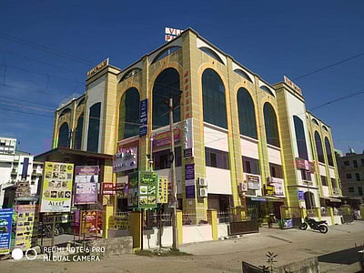 உள்ளாட்சிப் பணியாளர், உறவினர் வீடுகள், வணிக நிறுவனங்களில் சோதனை