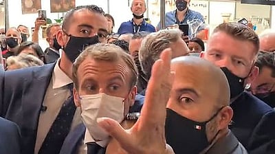 பிரான்ஸ் அதிபா் மீது முட்டை வீச்சு