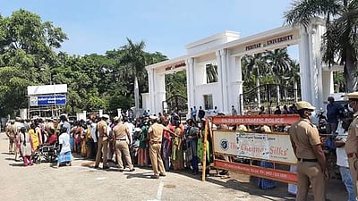 பணி நிரந்தரம் செய்யக்கோரி பெரியார் பல்கலைக்கழக தொகுப்பூதிய பணியாளர்கள் முதல்வரிடம் மனு!