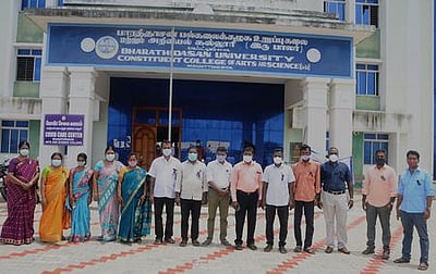 கல்லூரி விரிவுரையாளா்கள், அலுவலா்கள்ஆா்ப்பாட்டம்