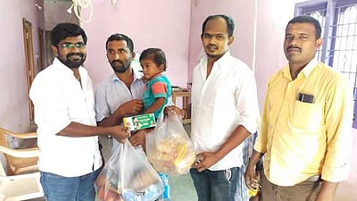 தாயினால் தாக்கப்பட்ட குழந்தைக்கு அதிமுக நிதி உதவி.