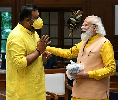 பிரதமர் மோடிக்கு கேரள மாணவி அளித்த பரிசு என்ன தெரியுமா?