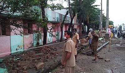 அவிநாசியில் அரசு மாணவியா் விடுதி சுற்றுசுவா் இடிந்து சேதம்