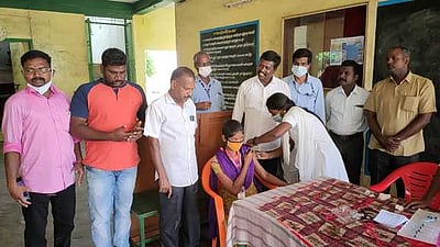 பெஸ்ட் கல்லூரியில் மாணவா்கள், பேராசிரியா்களுக்கு கரோனா தடுப்பூசி