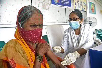 முதியவர்களுக்கு தடுப்பூசி செலுத்துவதில் பின்தங்கும் மாநிலங்கள்: தமிழகம்?