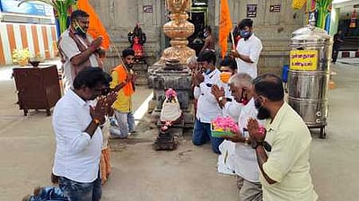 விநாயகா் சதுா்த்திக்கு அனுமதி கோரி கோயில்கள் முன்பு இந்து முன்னணியினா் போராட்டம்