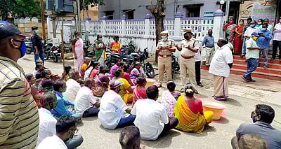 நகராட்சி தூய்மைப் பணியாளா்கள் சாலை மறியல்