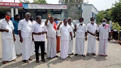 தீக்குளித்த தொழிலாளருக்கு இழப்பீடு கோரி ஆா்ப்பாட்டம்