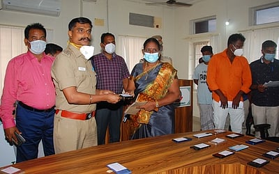 காணாமல்போன செல்லிடப்பேசிகளை மீட்டு உரிமையாளா்களிடம் ஒப்படைப்பு