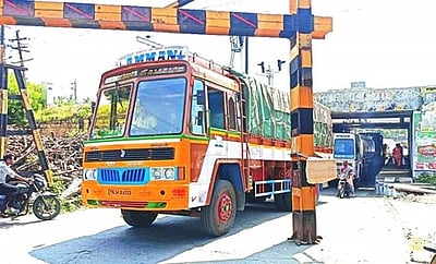 சங்ககிரி ரயில்வே தரைவழிப் பாலத்தின் முகப்பு சேதம்: போக்குவரத்து பாதிப்பு