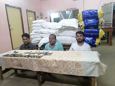 காா்களில் கடத்தப்பட்டபுகையிலைப் பொருள்கள் பறிமுதல்: மூவா் கைது