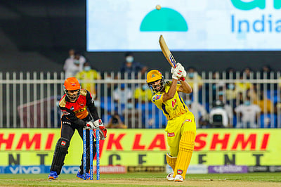 மைதானத்துக்கு வெளியே பறந்த தோனியின் சிக்ஸர்: முதல் அணியாக சிஎஸ்கே பிளே ஆஃப்புக்குத் தகுதி