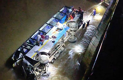 மேகாலயம்: ஆற்றில் பேருந்து கவிழ்ந்து விபத்து; 5 பேர் பலி