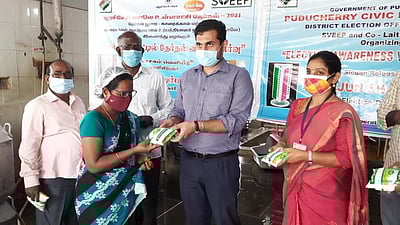 பால் பாக்கெட்டுகளில் வாக்காளா் விழிப்புணா்வு