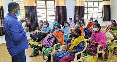 நூற்பாலையில் கொத்தடிமைகளாகப் பணியாற்றிய 16 சிறுமிகள் மீட்பு