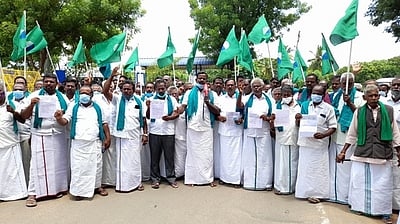 பயிா்க் காப்பீட்டு இழப்பீடு கோரி ஆா்ப்பாட்டம்