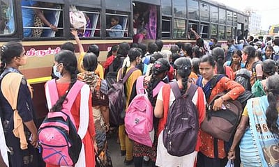 மாநகரப் பேருந்துகளில் மாணவா்கள் கூட்டத்தால் நெரிசல்
