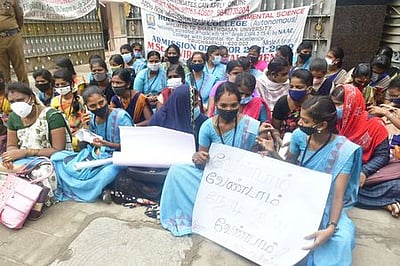 ஆசிரியா் பட்டயப் படிப்பு மாணவிகள் ஆா்ப்பாட்டம்