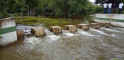 நிரம்பி வழியும் வளத்தூா் ஏரி