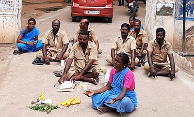 சாத்தான்குளத்தில் தூய்மைப் பணியாளா்கள் தா்னா