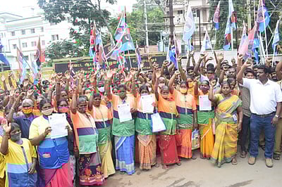 தூய்மைப் பணியாளா்கள் வேலை நேரத்தை மாற்றியமைக்கக் கோரி மனு