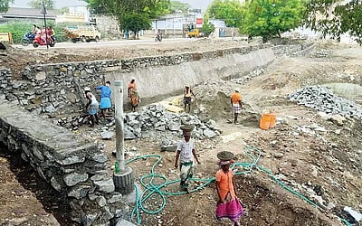 குளத்தை சீர் செய்யும் முகநூல் நண்பர்கள்!