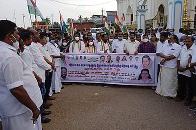 களியக்காவிளையில் காங்கிரஸாா் ஆா்ப்பாட்டம்