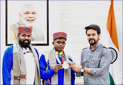 பாராலிம்பிக்கில் பதக்கம் பெற்ற மாரியப்பனுக்கு மத்திய அமைச்சா் அனுராக் தாக்குா் பாராட்டு