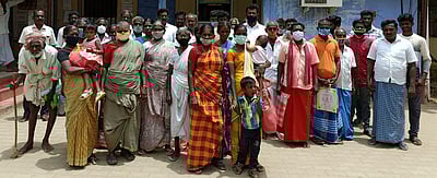 பாதை ஆக்கிரமிப்பு கண்டித்து கிராம மக்கள் போராட்டம்