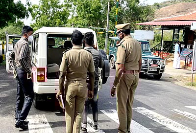 கேரளத்தில் கரோனா அதிகரிப்பு: எல்லையில் தீவிர வாகனச் சோதனை