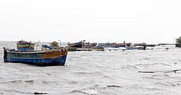 தடைக்காலம் முடியும் முன் மீன் பிடிக்கச் சென்ற மீனவா்கள்