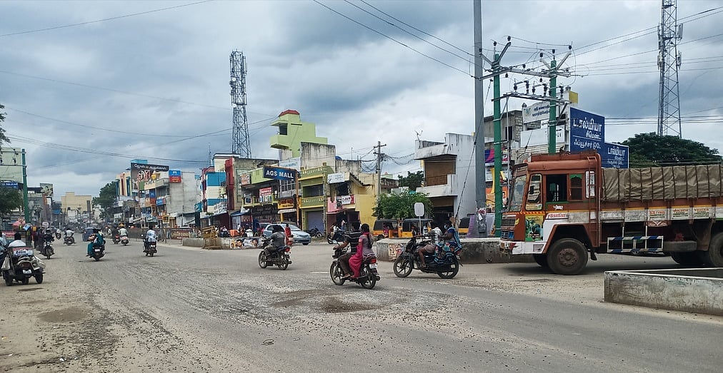 வாகன ஓட்டிகளை அவதிக்குள்ளாக்கும் சாலை