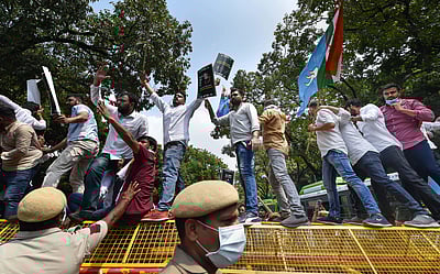 ஜேஇஇ தேர்வு முறைகேடு: அமைச்சர் இல்லத்தை முற்றுகையிட்ட மாணவர்கள்