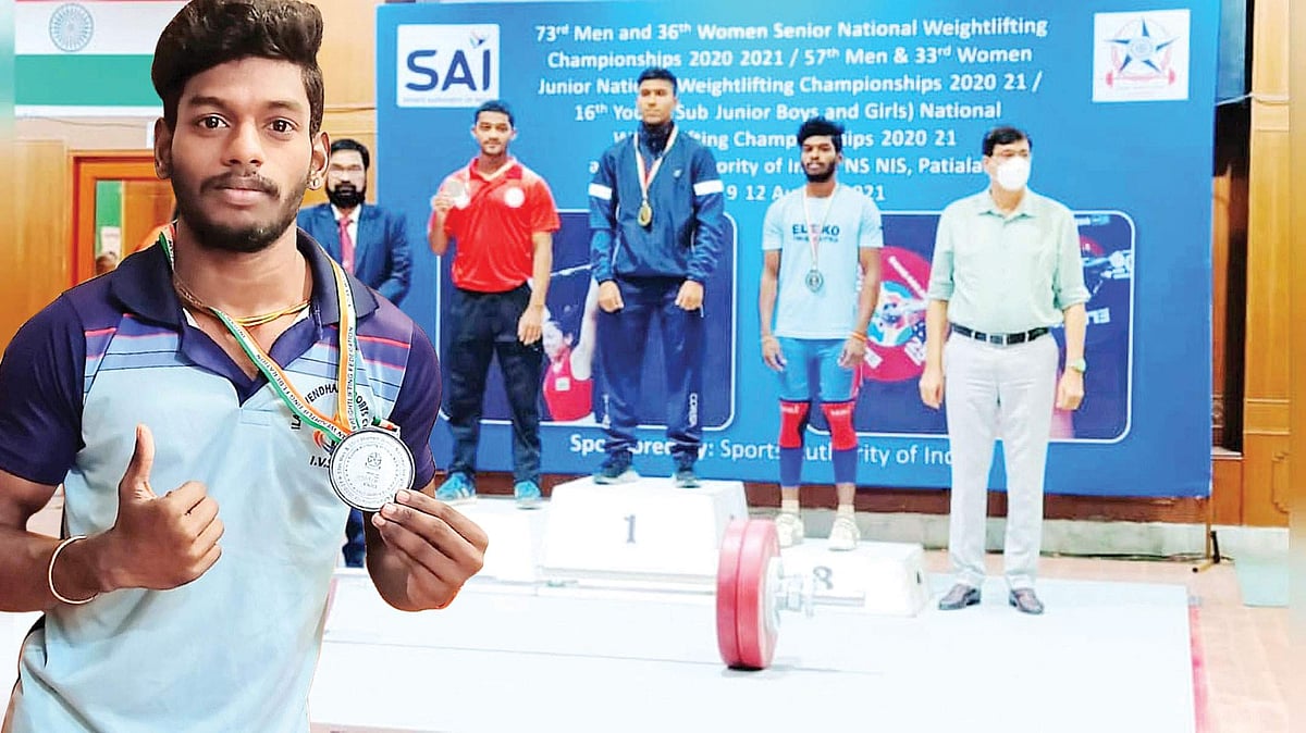 பளு தூக்கும் போட்டி...: பதக்கம் பெற்ற இளைஞர்!