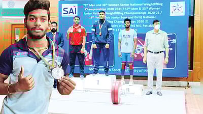 பளு தூக்கும் போட்டி...: பதக்கம் பெற்ற இளைஞர்!