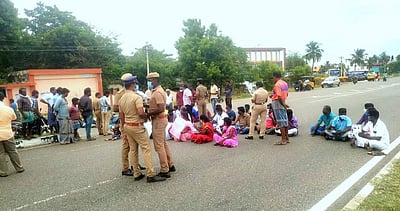 சீட்டு நிறுவன மோசடி: திருச்சி-திண்டுக்கல் தேசிய நெடுஞ்சாலையில் பாதிக்கப்பட்டவர்கள் சாலை மறியல்