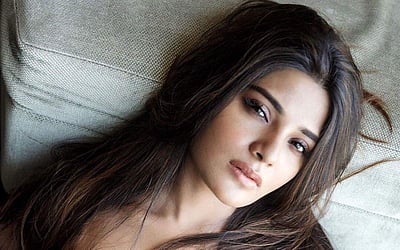 மீசையை முறுக்கு நாயகி ஆத்மிகா - புகைப்படங்கள்