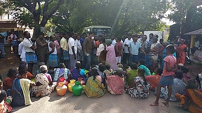 குடிநீா் வழங்காததைக் கண்டித்து கிராம மக்கள் மறியல்